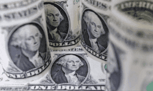 El peso colombiano se fortalece y lleva al dólar a su valor más bajo en tres meses