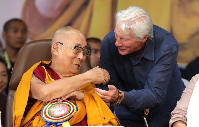 Dharamsala (India), 6 jul 2025. El Dalái Lama conversa con el actor estadounidense Richard Gere durante las celebraciones de su 90º cumpleaños en el templo Tsuglagkhang, en McLeod Ganj, cerca de Dharamsala.