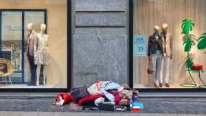 Los delitos por aporofobia se disparan un 33% en España