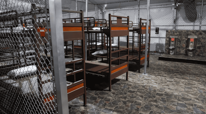 Interior del centro de detención temporal para migrantes, conocido popularmente como “Alligator Alcatraz”, durante la visita del presidente estadounidense Donald Trump, en Ochopee, Florida, el 1 de julio de 2025.