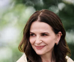 La ética del hacer artístico: Juliette Binoche baja del pedestal en «Entre dos mundos»