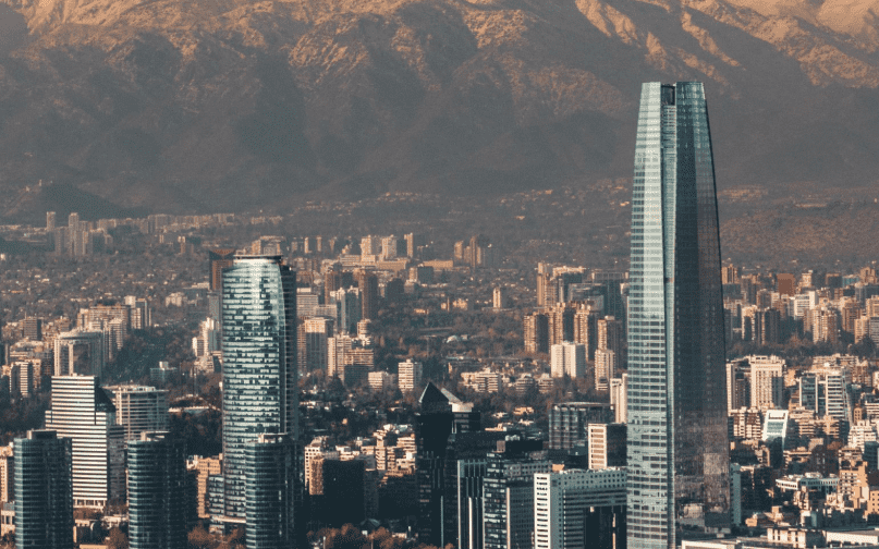 Vista de Santiago de Chile, con la Torre Costanera como ícono del skyline capitalino y la Cordillera de los Andes al fondo