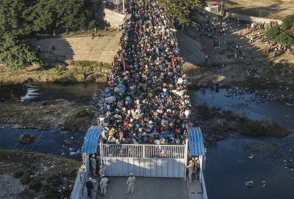 Un grupo de haitianos aguarda para cruzar la frontera hacia República Dominicana, el 19 de noviembre de 2021, en Dajabón.