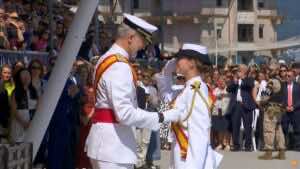 La princesa Leonor de España recibe la Gran Cruz del Mérito Naval al culminar su formación en la Armada