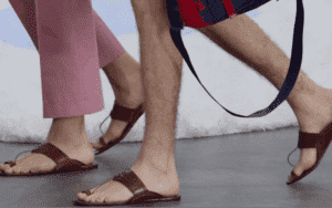 Prada bajo fuego por apropiación cultural: demanda en India por sus sandalias inspiradas en las Kolhapuri chappals