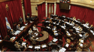 El Senado argentino aprueba aumento a jubilaciones que Milei vetará
