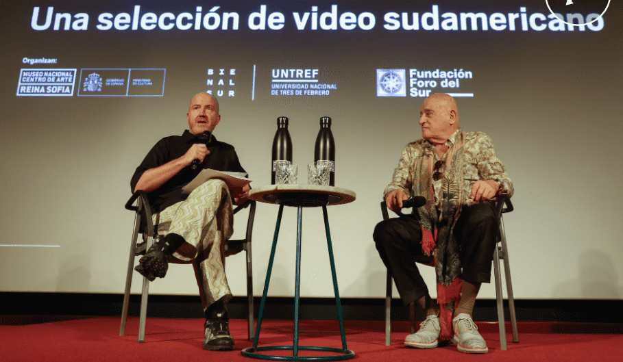 El director del Museo Reina Sofía, Manuel Segade, y el director general de BienalSur, Aníbal Jozami, presentan la exposición 'Resistencia' (Foto: EFE)