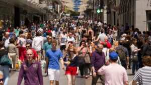 España alcanza su máximo histórico de población: 49,3 millones de habitantes con un 20% de origen extranjero