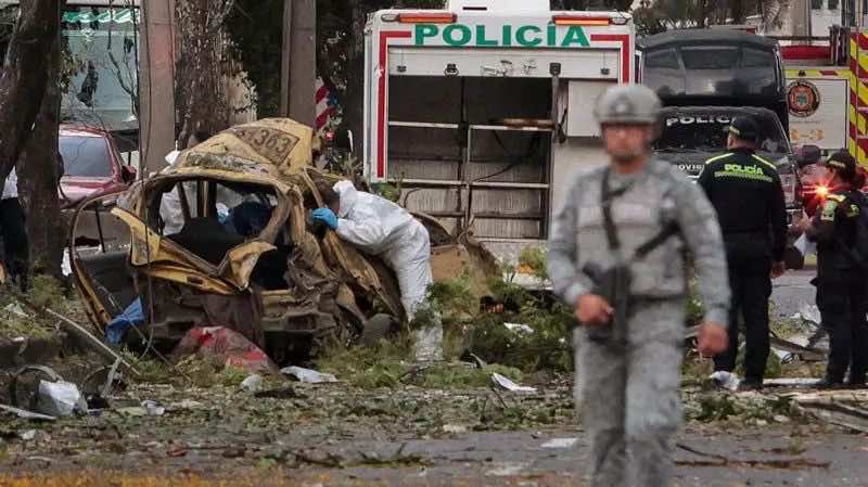 Restos de un vehículo destrozado en Cali, tras las explosiones de este jueves 21 de agosto.
