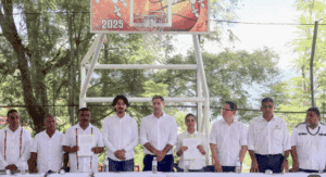 Representantes de Adidas, del estado de Oaxaca y del alcalde de Villa Hidalgo Yalalag