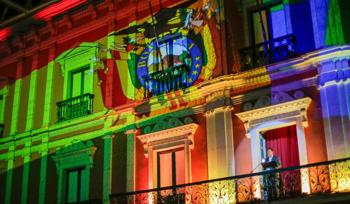El presidente Luis Arce desde uno de los balcones de Palacio Quemado.