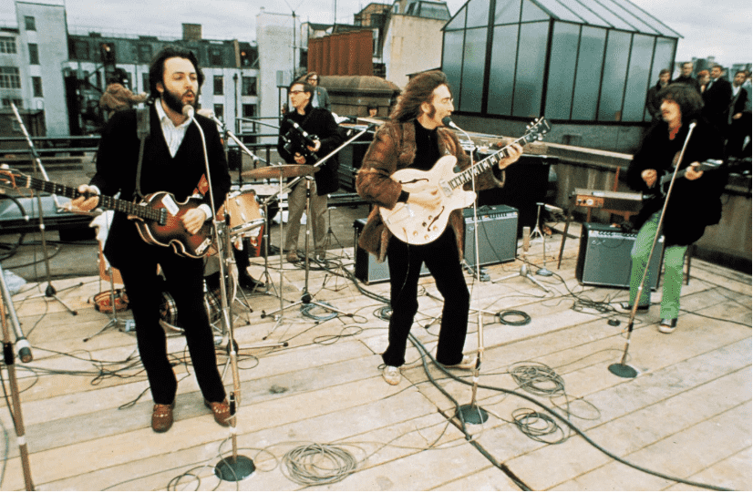 Los Beatles actúan en la azotea de Apple el 30 de enero de 1969. Apple Corps Ltd.