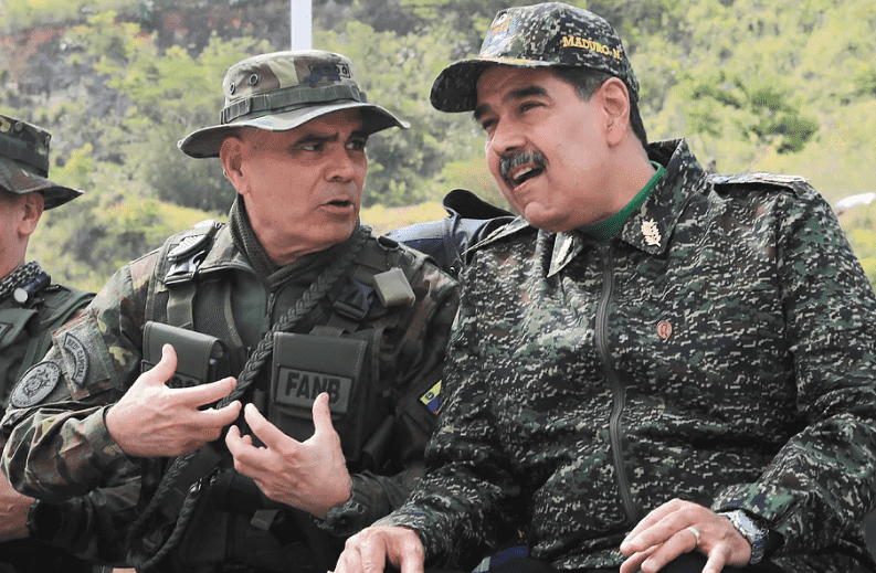 El presidente Nicolás Maduro junto al ministro de Defensa, Vladimir Padrino López, durante un acto oficial este jueves en Caracas.