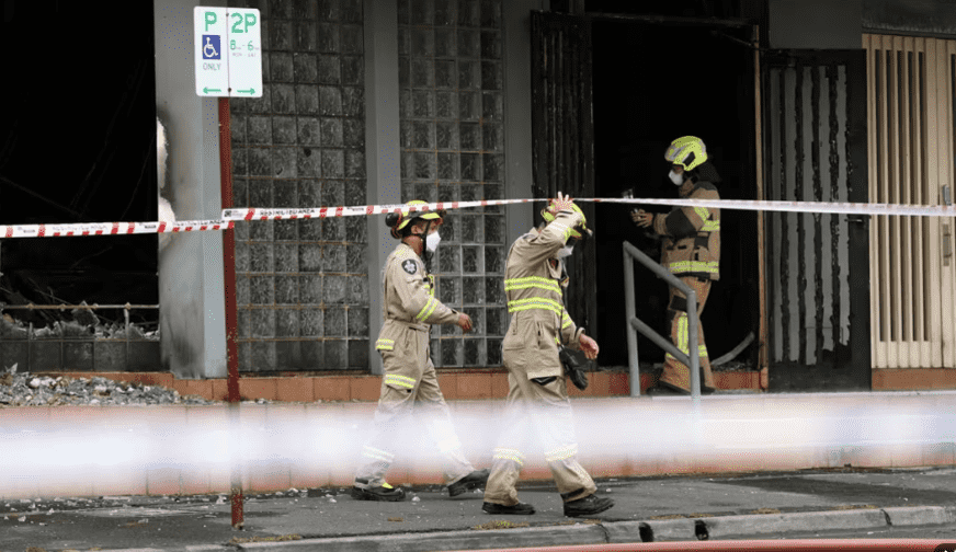 Bomberos inspeccionan la sinagoga Adass Israel de Melbourne tras el incendio provocado en diciembre de 2024, uno de los ataques antisemitas atribuidos a Irán por el gobierno australiano.