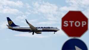 Ryanair declara la guerra al Gobierno y cierra bases en España