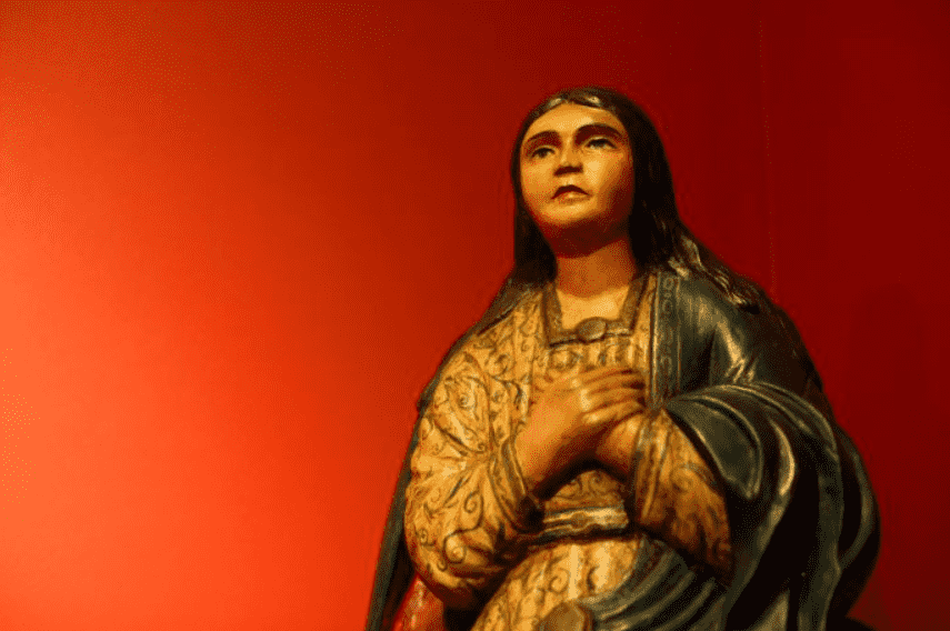 La virgen mestiza. Talla en madera policromada. Siglo XVIII.