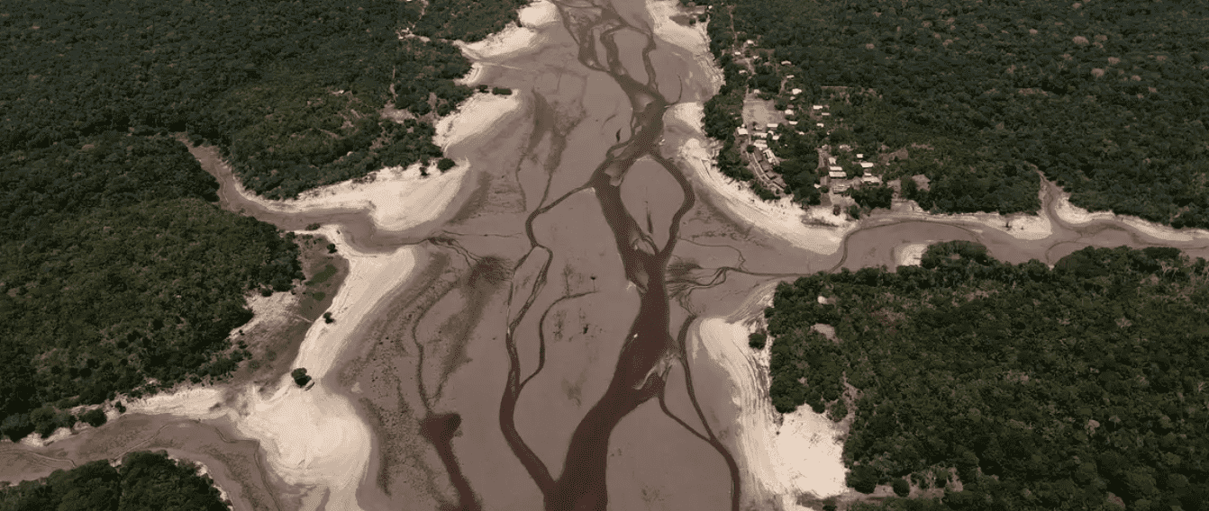 Vista aérea del río Negro, en la Amazonía brasileña, durante la severa sequía que redujo de forma drástica el caudal de los ríos y repercutió incluso en la generación hidroeléctrica en Ecuador (07.10.2023, archivo).