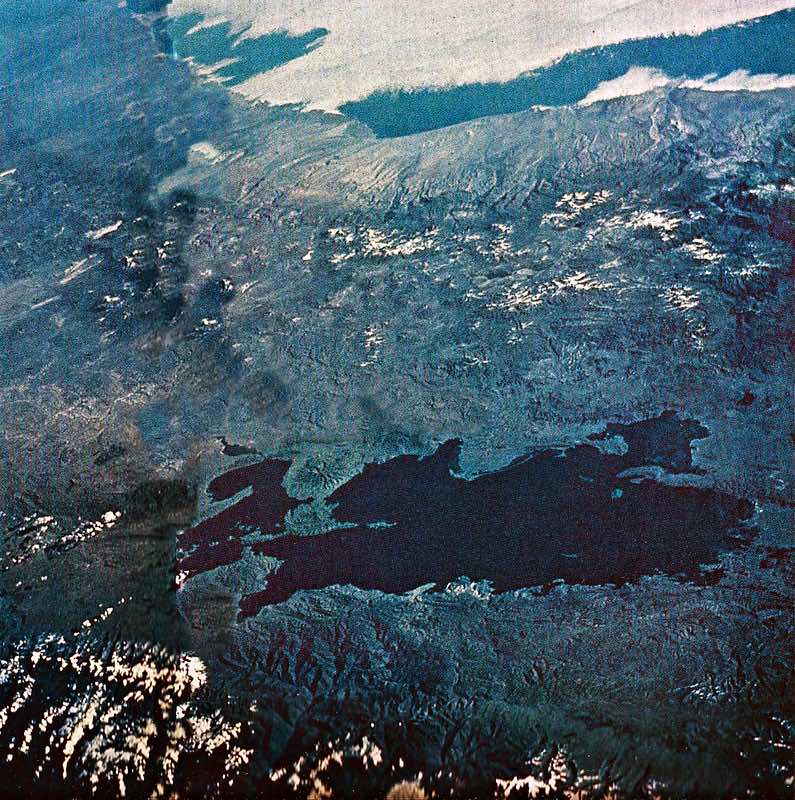 Vista aérea del lago Titicaca, Perú.