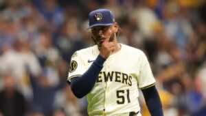 MLB: Los Cerveceros de Milwaukee pondrán a Freddy Peralta en el mercado tras la derrota en los Playoffs