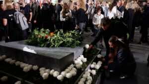 Valencia rinde homenaje a las 237 víctimas de la DANA en medio de gritos contra Mazón