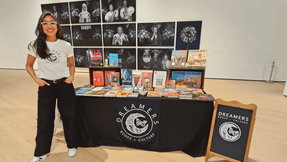 La propietaria de la librería Elizabeth Farfán-Santos en una ventana emergente de Dreamers.