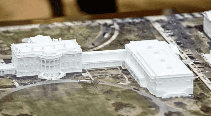 Maqueta que muestra el proyecto de ampliación de la Casa Blanca, expuesta en el Despacho Oval de Washington el 22 de octubre de 2025.