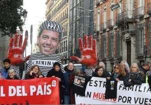 Familiares de víctimas de la DANA exigen justicia ante el Congreso mientras Mazón comparecía