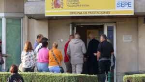 El Gobierno elimina la obligación de presentar la declaración de la renta para reciban prestaciones por desempleo