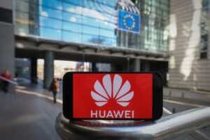 Bruselas impulsa la exclusión de Huawei y ZTE de infraestructuras críticas