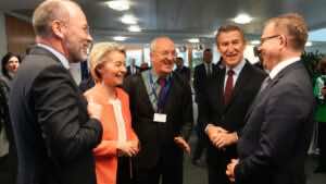 Feijóo fracasa en su intento de que el Partido Popular Europeo condene la regularización de inmigrantes