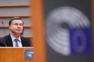 La UE sanciona el pacto con EE.UU. con cláusulas de suspensión