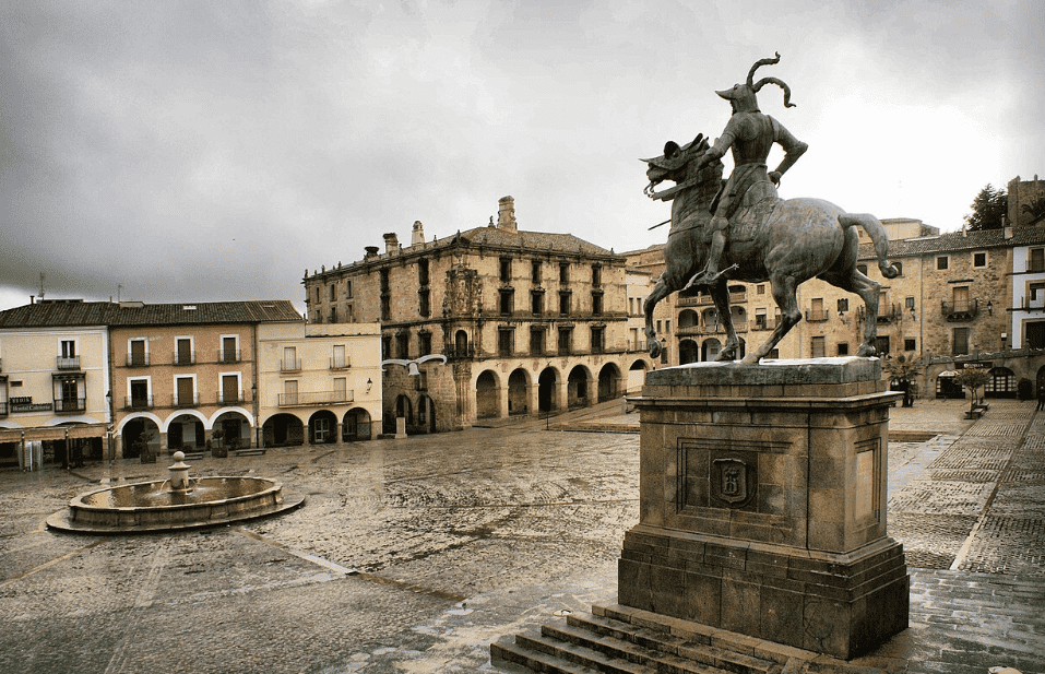 Trujillo. Plaza Mayor con la estatua ecuestre de Francisco Pizarro