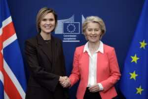 Islandia vota si retoma negociaciones con la UE impulsada por el temor a Trump