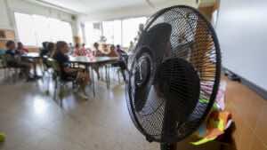 Barcelona climatiza sus escuelas con la tasa turística mientras Madrid bloquea iniciativas