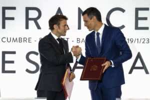El PP y Vox llevan al Constitucional el tratado con Francia