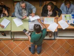 Los españoles prefieren el adelanto electoral a una moción de censura