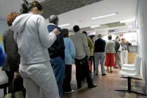 Las listas de espera sanitarias, en el centro del debate sobre las bajas laborales