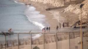 Ceuta activa la alerta ante una llegada récord de migrantes a nado