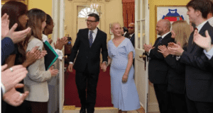 Andy Burnham asume como primer ministro británico y promete poner fin a la inestabilidad política