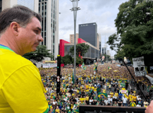 Flávio Bolsonaro oficializa su candidatura presidencial y busca heredar el legado político de su padre