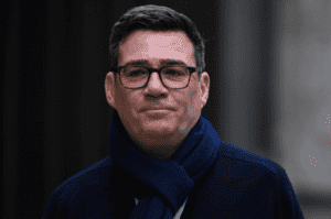 Andy Burnham asegura el liderazgo laborista y se prepara para convertirse en el próximo primer ministro británico