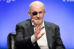 Condenan por terrorismo al hombre que apuñaló a Salman Rushdie y se enfrenta a cadena perpetua