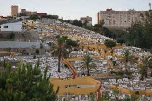 Ceuta empieza a enterrar a las víctimas de la avalancha