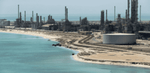 Incendio en una refinería de Aramco tras un ataque reivindicado por los hutíes