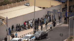 España refuerza la frontera de Ceuta con barreras flotantes mientras el Gobierno asegura que la situación está «casi normalizada»