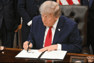 Trump endurece su política migratoria con un decreto contra el «turismo de nacimiento»