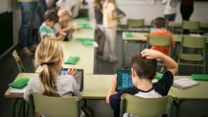Menos lectura y más pantallas: claves del desplome educativo español