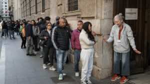 La regularización inyecta trabajadores jóvenes en una España envejecida