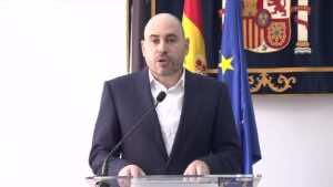 La avalancha de Ceuta se lleva por delante al delegado del Gobierno