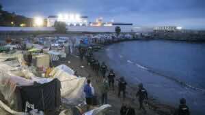 Ceuta desaloja la playa de Benítez y doscientos migrantes vuelven a Marruecos